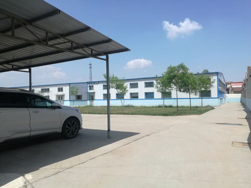 德州健之源地處魯西北平原，毗鄰黃河故道森林公園，生產條件環境優越，擁有現代化的廠房，標準化的生產車間，公司擁有三證：SC食品生產許可證、GMP證、食品出口生產企業證書，生產過程中采用ISO22000管理體系進行科學管理，并擁有近十年的生產加工經驗，產品口感、湯色、功效等各項指標均能達到客戶滿意，生產采用全自動帶線帶牌袋泡茶包裝機生產線，有全套的粉碎和超微粉碎、分篩、烘干、滅菌、制粒、制袋等設備，科學的生產工藝和嚴格規范的滅菌殺毒技術。