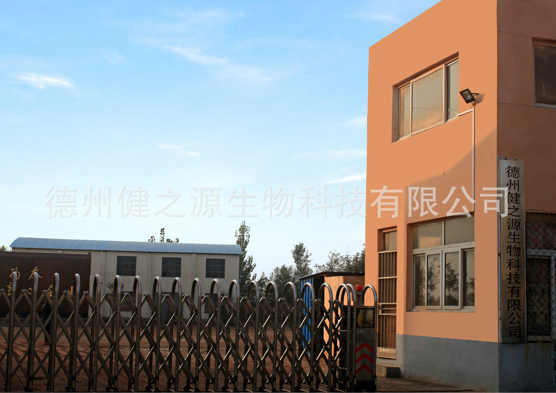 德州健之源生物科技有限公司是一家專業(yè)生產(chǎn)營養(yǎng)素補充劑、SC營養(yǎng)食品公司，業(yè)務(wù)范圍包括固體飲料、壓片糖果、代用茶、沖劑以及各種膳食養(yǎng)生健康食品的生產(chǎn)代工、OEM、 ODM等。公司占地五十余畝，廠區(qū)建筑面積4000余m2，內(nèi)設(shè)生產(chǎn)車間、質(zhì)量控制室、產(chǎn)品檢測中心、陰涼倉庫、辦公用房及輔助用房。生產(chǎn)車間總面積1000余m2，其中保健食品GMP 凈化車間600m2，裸藻片代加工 裸藻復(fù)合壓片糖果OEM  食品片劑貼牌委托生產(chǎn)廠家 一般生產(chǎn)區(qū)400m2；倉儲總面積（原輔料倉庫、成品倉庫、包材倉庫等）2500m2，物料分區(qū)分庫存放；檢測分析室（包括理化分析室、微生物檢驗室、留樣觀察室等）總面積300m2。辦公用房200m2。流水生產(chǎn)線承接粉劑，片劑，袋泡茶，顆粒劑 等劑型的成品、半成品代加工。  公司成立專項實驗室，引進山東中醫(yī)藥大學(xué)的醫(yī)藥技術(shù)部部長等相關(guān)專業(yè)人員組建科研團隊，在分子生物學(xué)、微 生物發(fā)酵、藥食同源、新資源食品研究等方面實行研產(chǎn)一體化，針對不同方向的營養(yǎng)課題進行探討研究，并將科研成果轉(zhuǎn)化為生產(chǎn)力，為產(chǎn)業(yè)化生產(chǎn)提供技術(shù)支撐。
